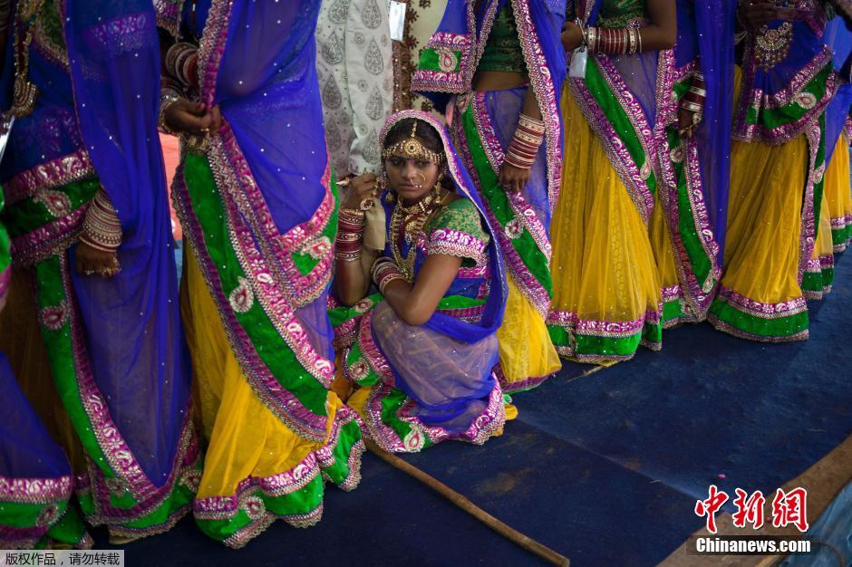 當地時間2014年6月15日,印度新德里,印度政府為數百對貧困新人舉辦集體婚禮。