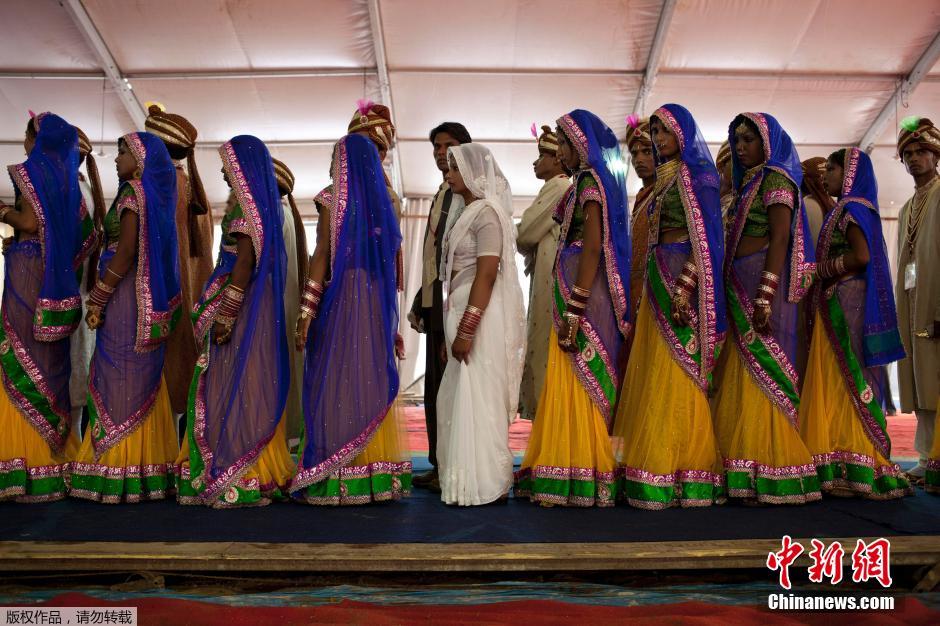 當地時間2014年6月15日,印度新德里,印度政府為數百對貧困新人舉辦集體婚禮。
