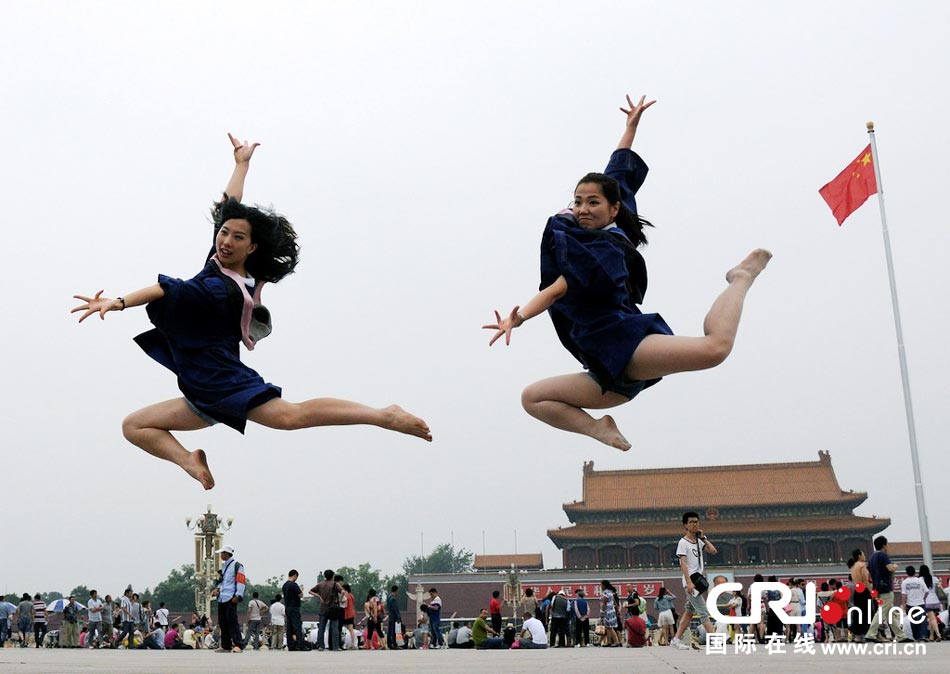 幾名打?qū)W生天安門廣場(chǎng)創(chuàng)意留影。圖片來(lái)源：金聞/CFP