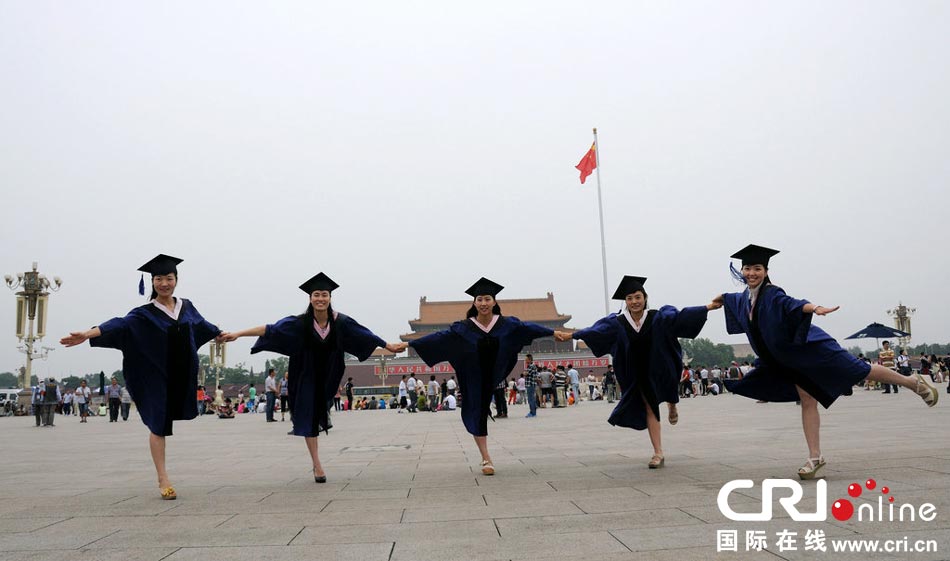 幾名打?qū)W生天安門廣場(chǎng)創(chuàng)意留影。圖片來(lái)源：金聞/CFP