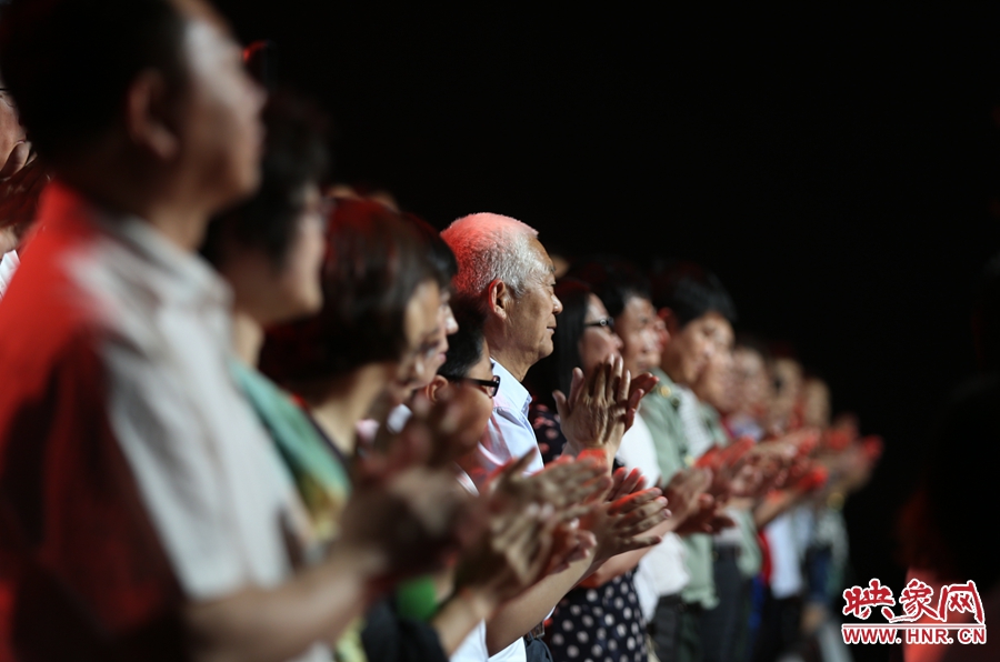 中央電視臺(tái)“時(shí)代楷模”發(fā)布廳，觀眾起立為“編外雷鋒團(tuán)”鼓掌。