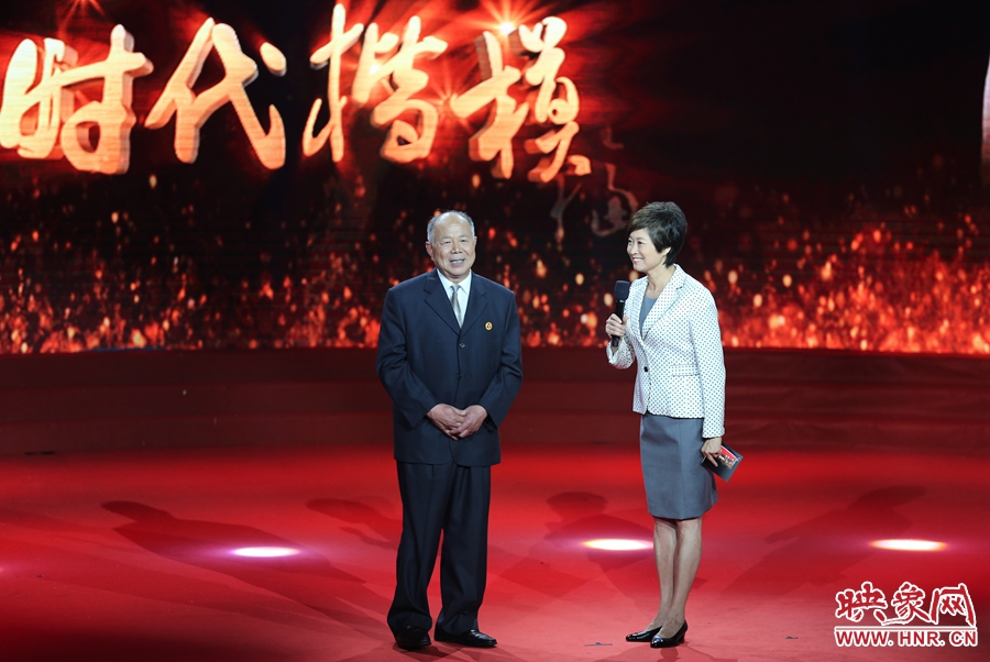 河南鄧州“編外雷鋒團(tuán)”團(tuán)長(zhǎng)，在“時(shí)代楷?！卑l(fā)布廳接受敬一丹訪問。