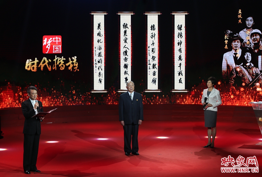 朗誦者現(xiàn)場(chǎng)朗誦贊河南鄧州“編外雷鋒團(tuán)”的楹聯(lián)。