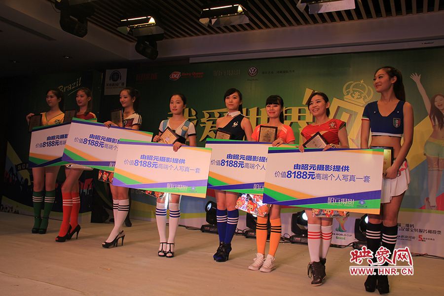 18位足球佳麗通過自我列紹、旗袍走秀、球衣展示三輪比拼，最終8位選手成功勝出。