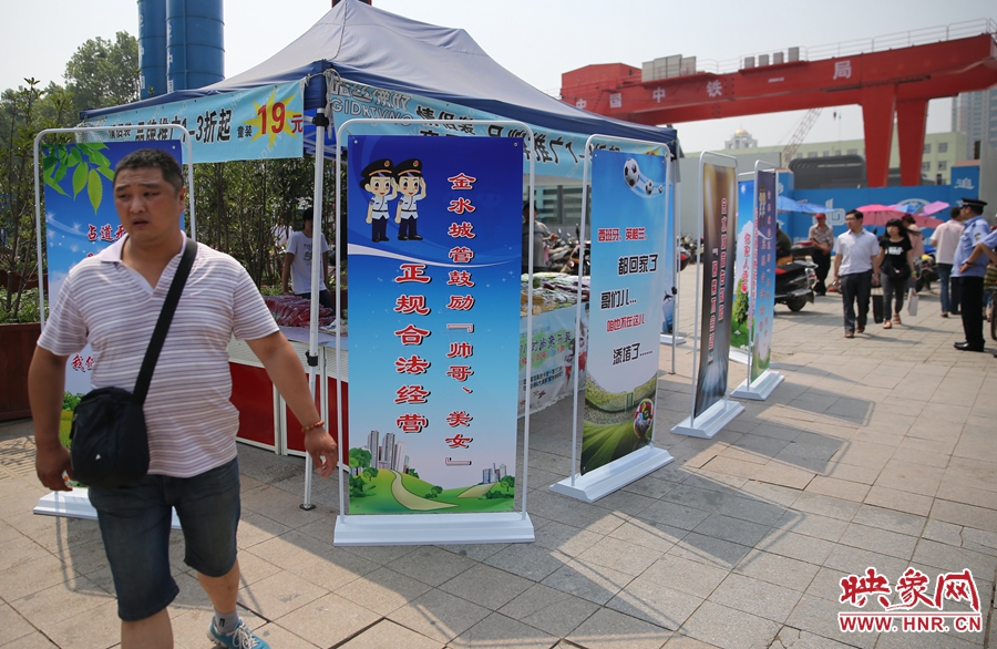 攤位被“圍觀”后，沒有一單生意，過往市民叫好。