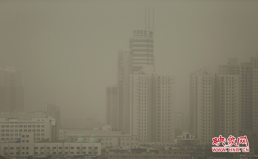 7月3日下午,鄭州遇強對流天氣,強風(fēng)伴有沙塵。