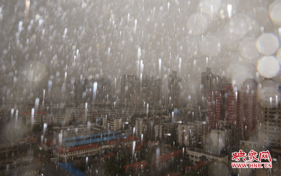17時25分,鄭州強降雨,紫荊山附近的市民真切地感受到了什么叫大雨傾盆。