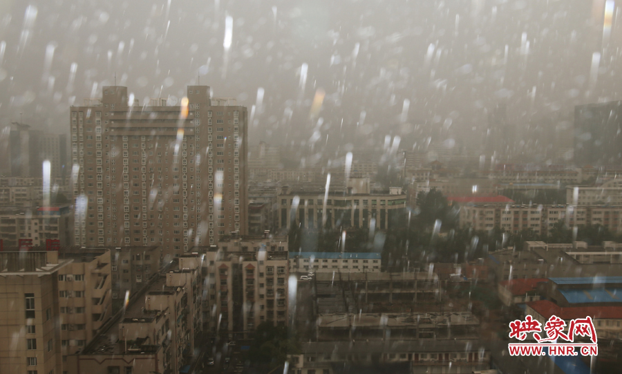 17時25分,鄭州強降雨,紫荊山附近的市民真切地感受到了什么叫大雨傾盆。