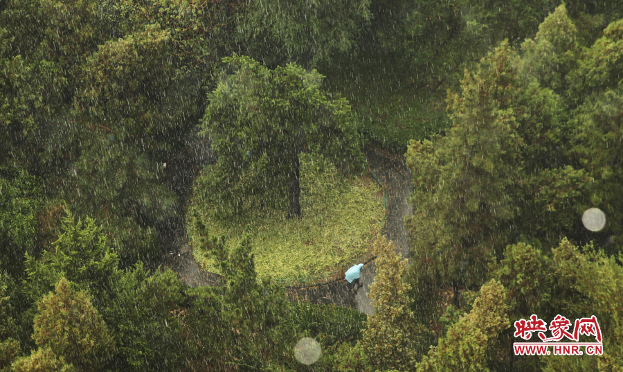 17時25分,鄭州強降雨,紫荊山附近的市民真切地感受到了什么叫大雨傾盆。