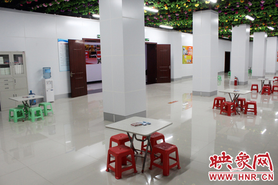 為了給市民納涼避暑創(chuàng)造舒適的環(huán)境，今年鄭州市人防辦加大了投入，對(duì)納涼點(diǎn)進(jìn)行了升級(jí)改造