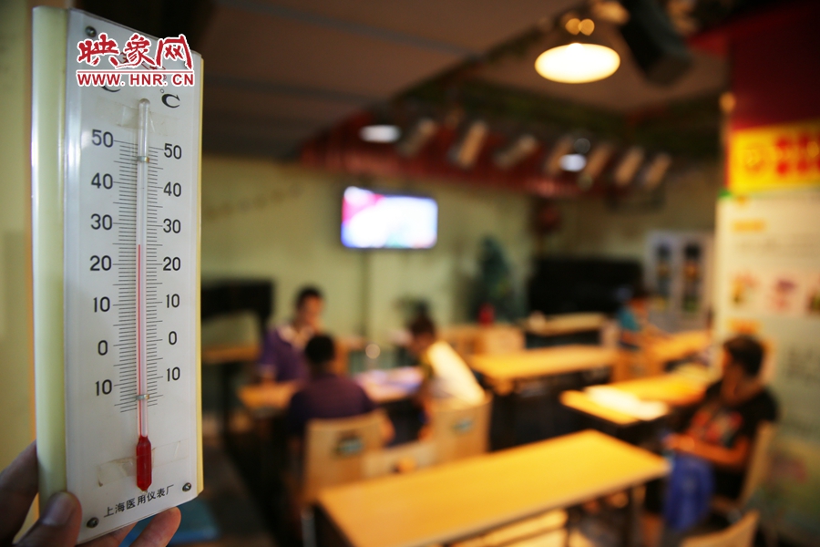 金水區(qū)人防辦（珠江琴行）納涼處，市民在25度的室內(nèi)玩棋牌。