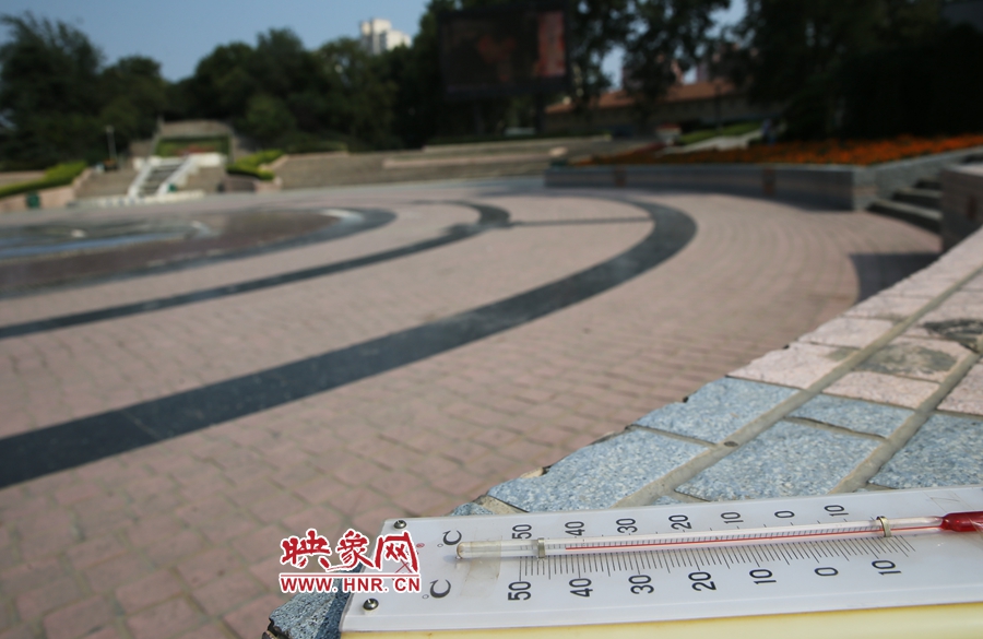 7月8日下午15時(shí)46分，紫荊山公園地表溫度為42度（溫度計(jì)放置地面測量），比人防納涼處高17度。