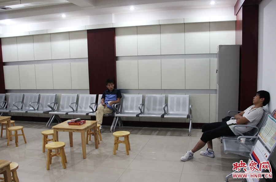 中原區(qū)人防納涼場所（桐柏路與中原路交叉口），市民在22度的室內(nèi)休息，并配有棋牌和飲用水。