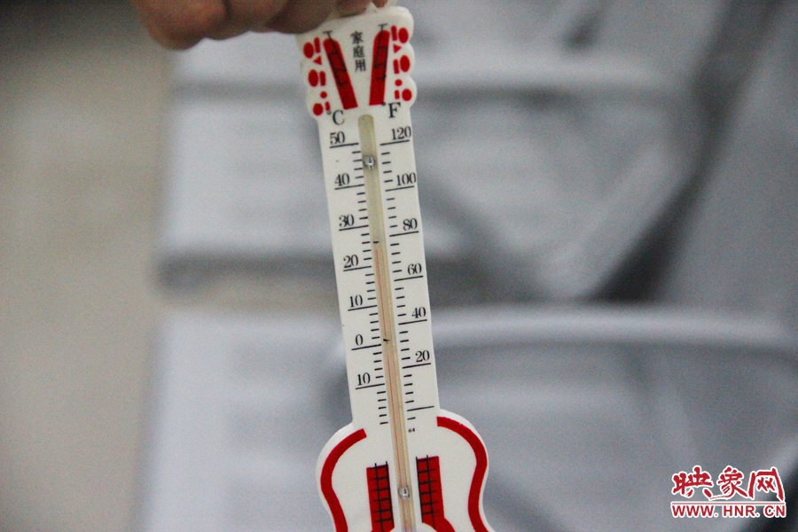 中原區(qū)人防納涼場所（桐柏路與中原路交叉口），室內(nèi)溫度達(dá)24度，相比中原區(qū)室外溫度低14度。