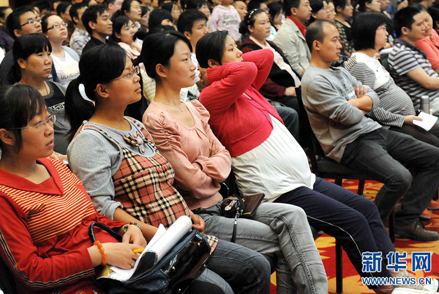“準(zhǔn)媽媽”和“準(zhǔn)爸爸”們在鄭州市舉行的一場金色“孕”律音樂會現(xiàn)場欣賞搖籃曲（2011年5月8日攝）。
