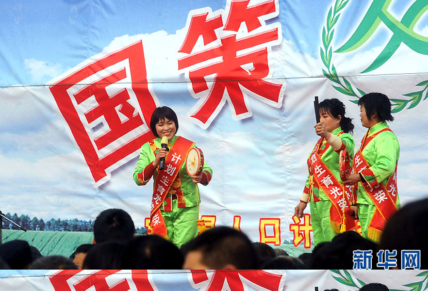 說唱演員在河南省寶豐縣街頭宣傳計(jì)劃生育政策（2008年2月19日攝）。