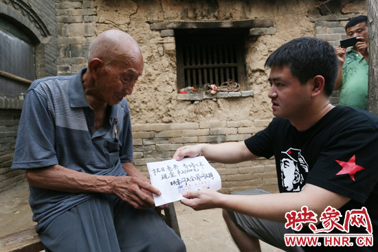 映象網(wǎng)記者親手將網(wǎng)友捐款交到老人手中。