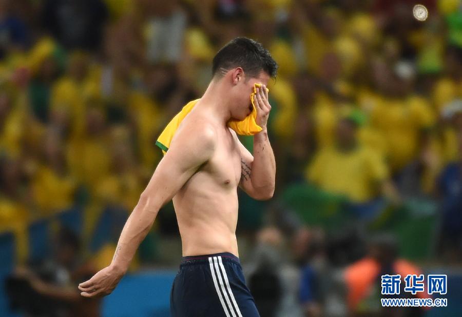 7月4日，哥倫比亞隊球員羅德里格斯退場時掩面而泣。