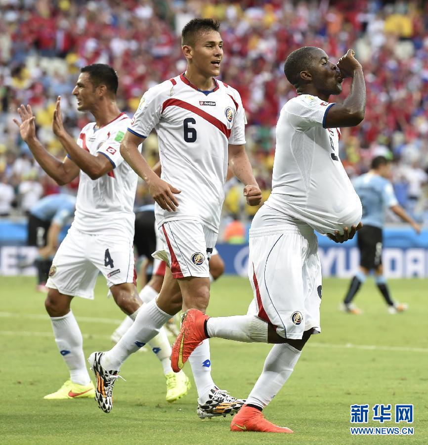6月14日，哥斯達黎加隊球員喬·坎貝爾（右一）進球后將足球塞進衣服內(nèi)慶祝。
