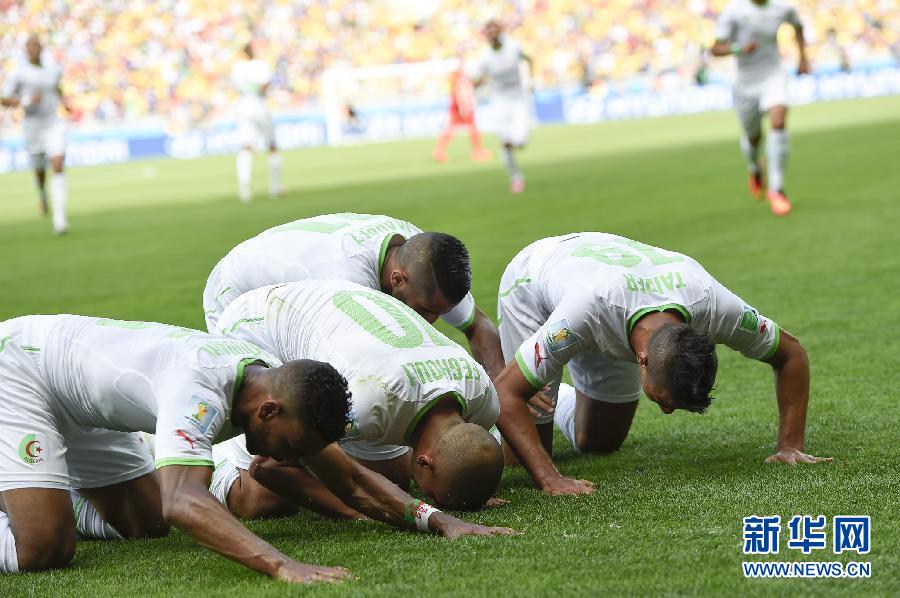 6月17日，阿爾及利亞隊球員蘇·費古利（左二）罰入點球后與隊友慶祝。