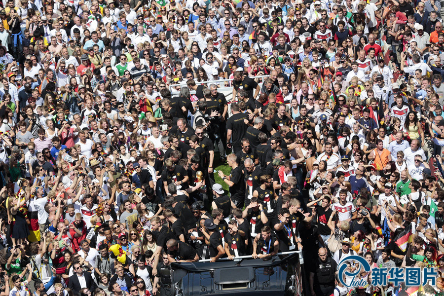 當(dāng)?shù)貢r(shí)間2014年7月15日，德國柏林，德國隊(duì)歸國舉行奪冠巡游。