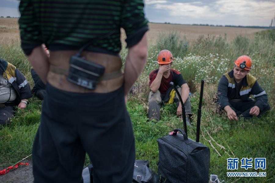 7月19日,在烏克蘭頓涅茨克州馬航MH17航班的墜毀現(xiàn)場(chǎng)附近,幾名礦工志愿者在休息。