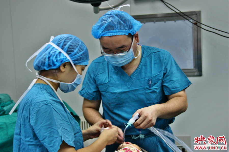 醫(yī)生正在對小龍進行麻醉后的觀察。