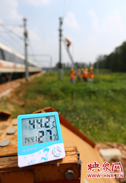 剛開(kāi)始工作20分鐘，戶外溫度已經(jīng)達(dá)到44.2℃