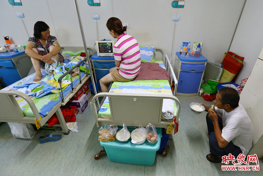 早上八點多，親戚買來了早餐，可是孩子的奶奶和姑姑卻吃不下去