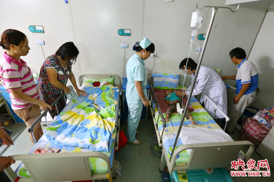 手術前，畫面右側的大龍正在接受醫(yī)生的檢查，左側的小龍還在熟睡。