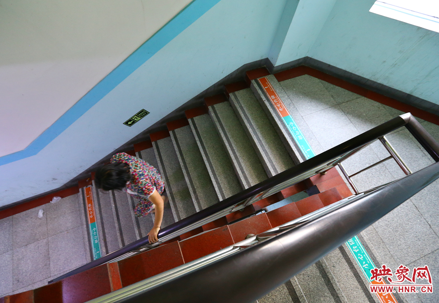 當看到孫子進入手術室后，大龍的奶奶含著淚離開