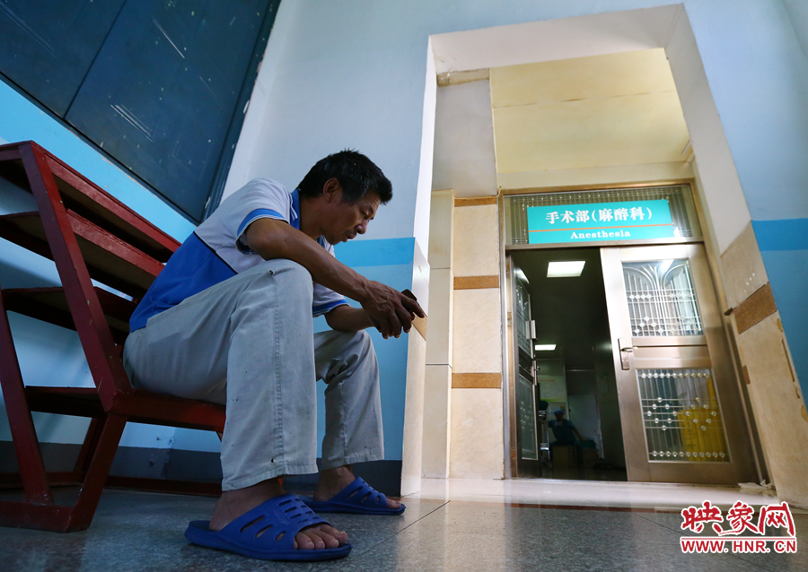 大龍的手術時，爺爺一直在門口焦急的等待