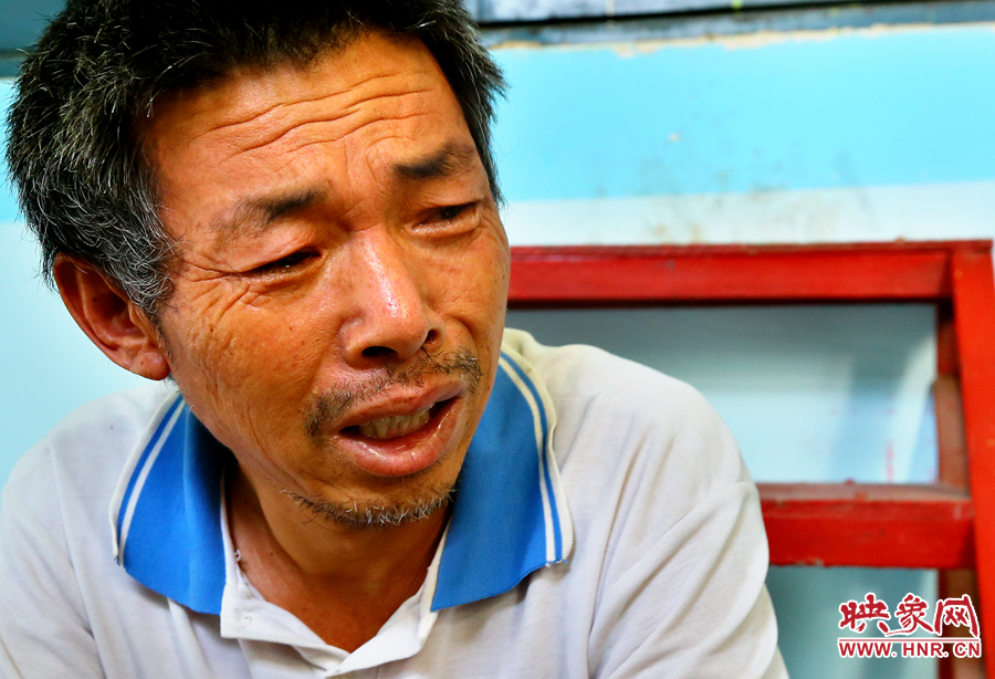 當醫(yī)生告知大龍手術成功的時候，爺爺忍不住哭了起來