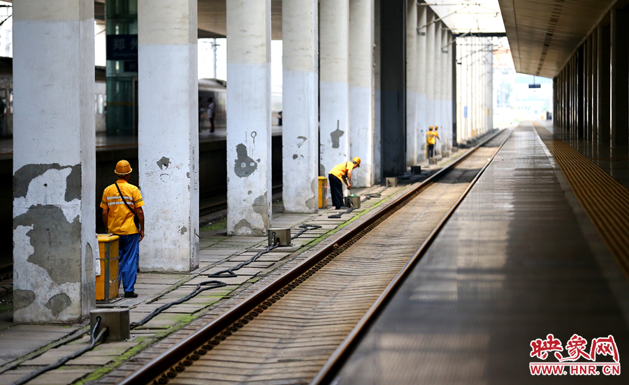 高溫下的河南表情之二:鄭州火車(chē)站上水工 高溫下的河南表情之二:鄭州火車(chē)站上水工