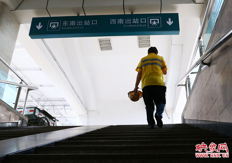 高溫下的河南表情之二:鄭州火車(chē)站上水工 高溫下的河南表情之二:鄭州火車(chē)站上水工