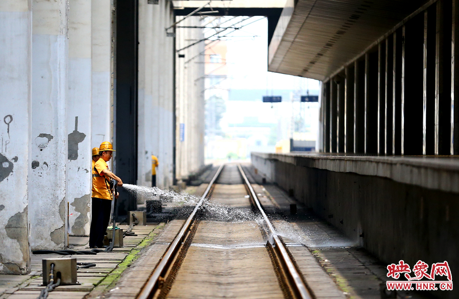 高溫下的河南表情之二:鄭州火車(chē)站上水工 高溫下的河南表情之二:鄭州火車(chē)站上水工
