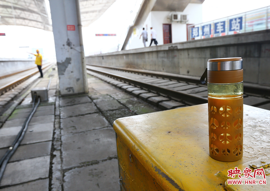 高溫下的河南表情之二:鄭州火車(chē)站上水工 高溫下的河南表情之二:鄭州火車(chē)站上水工