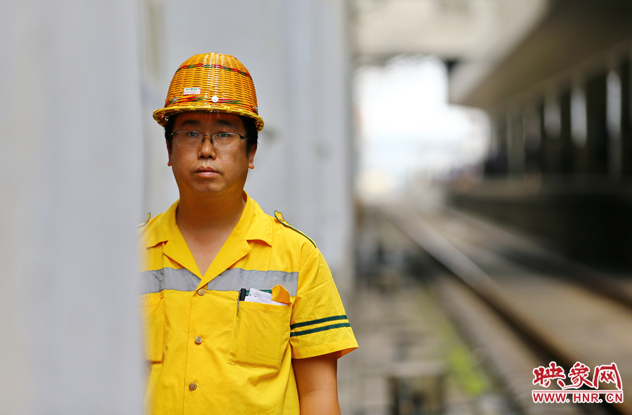 高溫下的河南表情之二:鄭州火車(chē)站上水工 高溫下的河南表情之二:鄭州火車(chē)站上水工