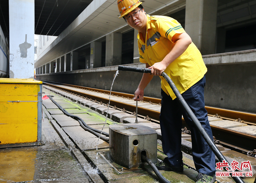 高溫下的河南表情之二:鄭州火車(chē)站上水工 高溫下的河南表情之二:鄭州火車(chē)站上水工