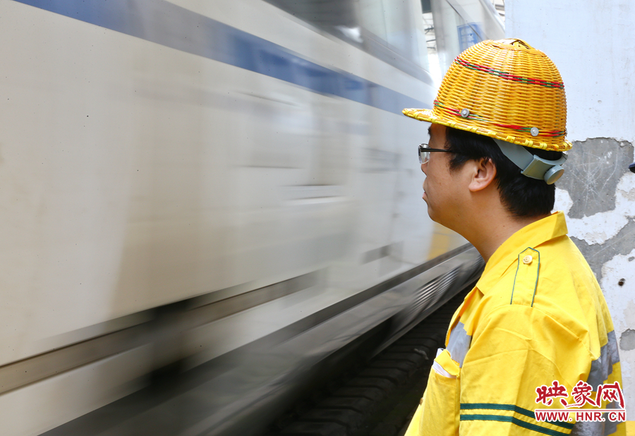 高溫下的河南表情之二:鄭州火車(chē)站上水工 高溫下的河南表情之二:鄭州火車(chē)站上水工