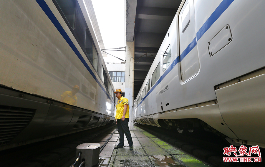 高溫下的河南表情之二:鄭州火車(chē)站上水工 高溫下的河南表情之二:鄭州火車(chē)站上水工