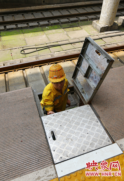 高溫下的河南表情之二:鄭州火車(chē)站上水工 高溫下的河南表情之二:鄭州火車(chē)站上水工