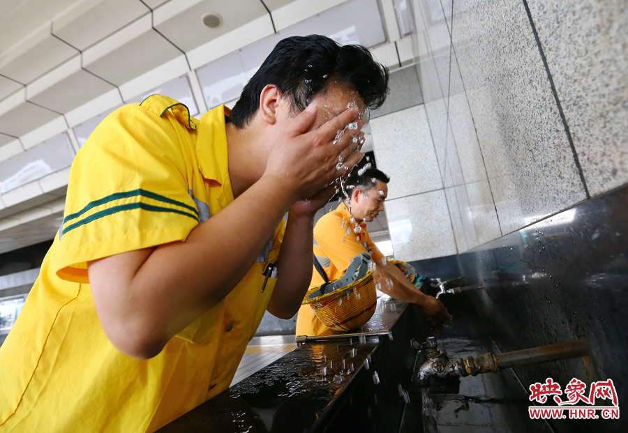 高溫下的河南表情之二:鄭州火車(chē)站上水工 高溫下的河南表情之二:鄭州火車(chē)站上水工