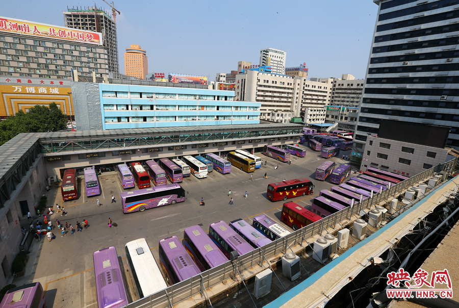 不大的停車場內(nèi)，每天都有上千輛長途車需要調(diào)度員指揮協(xié)調(diào)