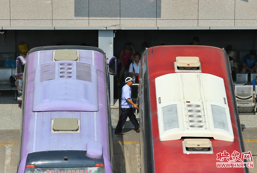 調(diào)度員的身影，在客車間不停穿梭