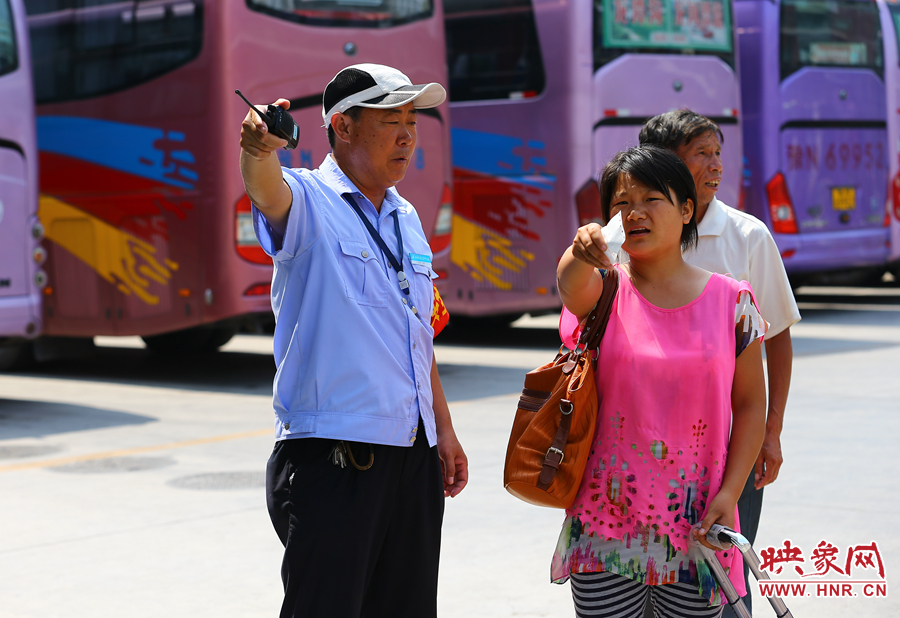 指揮調(diào)度期間，不停的有乘客咨詢乘車問題，調(diào)度員都是耐心的給他們解答