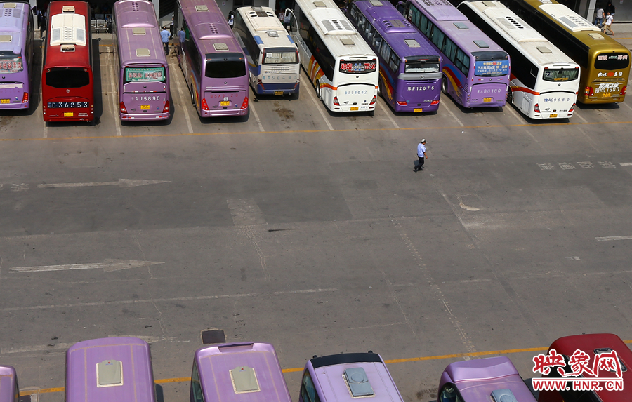 在不大的車站內(nèi)，幾十輛客車不停運轉(zhuǎn)的發(fā)動機，使得場站內(nèi)溫度居高不下
