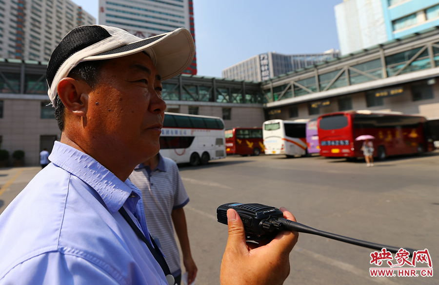 黑紅色的皮膚，是高溫戶外工作者最顯著的“標(biāo)識”