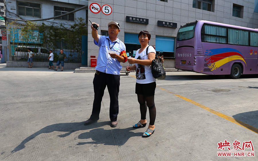 調(diào)度員不僅要保證車輛安全通暢，還肩負(fù)著疏導(dǎo)旅客的工作