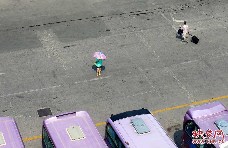 酷暑的陽光，常常曬化車站內(nèi)地面的瀝青，乘車的旅客都是匆匆而過，不愿過多停留。